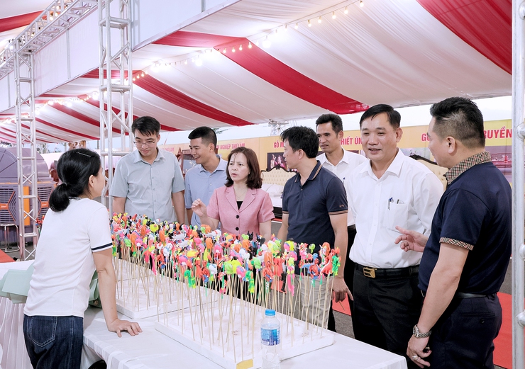 ĐU-HĐND-UBND-UBMTTQ Việt Nam xã Thư Lâm Khai mạc trưng bày quảng bá, giới thiệu sản phẩm đồ gỗ mỹ nghệ, làng nghề, sản phẩm nông nghiệp OCOP và hoa cây cảnh năm 2025.- Ảnh 19.