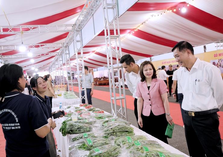 ĐU-HĐND-UBND-UBMTTQ Việt Nam xã Thư Lâm Khai mạc trưng bày quảng bá, giới thiệu sản phẩm đồ gỗ mỹ nghệ, làng nghề, sản phẩm nông nghiệp OCOP và hoa cây cảnh năm 2025.- Ảnh 20.