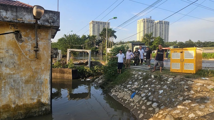 Phường Xuân Phương tập trung tiêu thoát nước tại các điểm ngập sâu ở Miêu Nha, Nhuệ Giang- Ảnh 1.