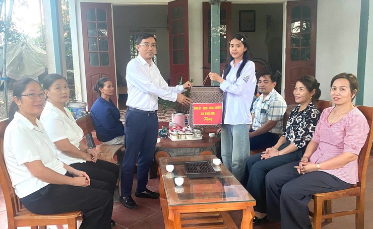 Các đoàn lãnh đạo xã Suối Hai thăm, tặng quà cho trẻ em có hoàn cảnh khó khăn nhân dịp Tết Trung thu năm 2025- Ảnh 4.