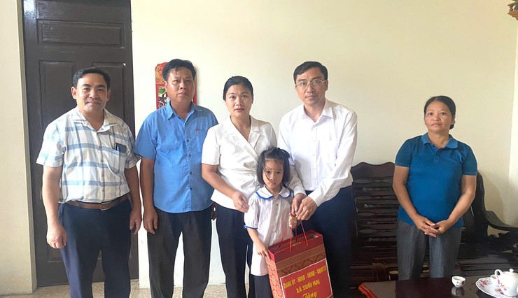 Các đoàn lãnh đạo xã Suối Hai thăm, tặng quà cho trẻ em có hoàn cảnh khó khăn nhân dịp Tết Trung thu năm 2025- Ảnh 3.