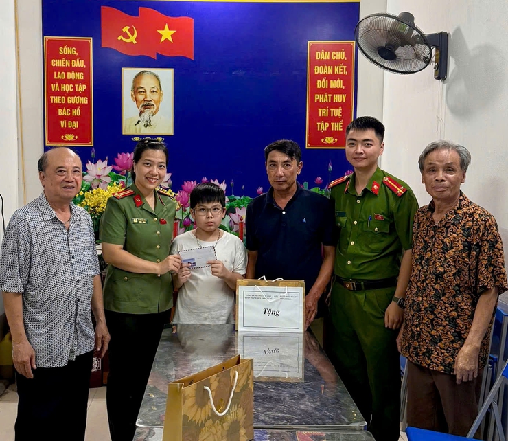 Đoàn Thanh niên - Chi hội phụ nữ Công an phường Cầu Giấy tặng quà Trung thu cho các em thiếu nhi trên địa bàn- Ảnh 1.