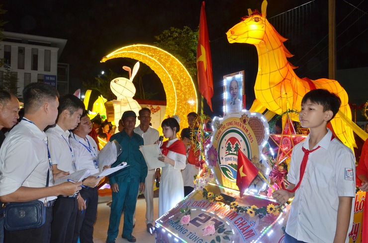 Tưng bừng đêm hội trăng rằm - Vui Tết Trung thu năm 2025 phường Tùng Thiện- Ảnh 5.