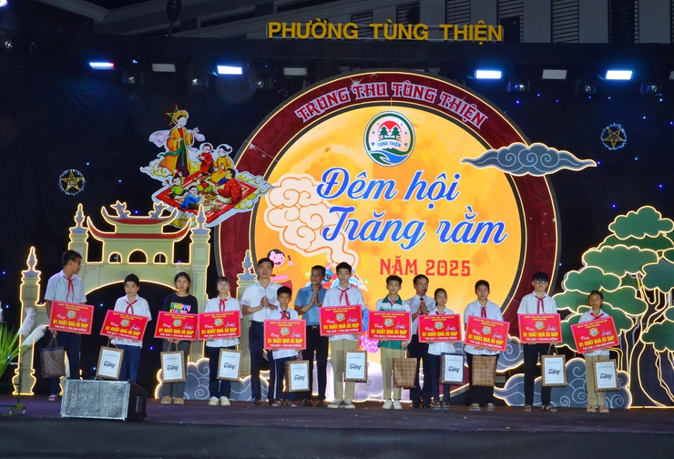 Tưng bừng đêm hội trăng rằm - Vui Tết Trung thu năm 2025 phường Tùng Thiện- Ảnh 6.