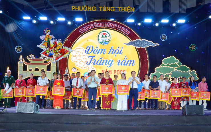 Tưng bừng đêm hội trăng rằm - Vui Tết Trung thu năm 2025 phường Tùng Thiện- Ảnh 7.