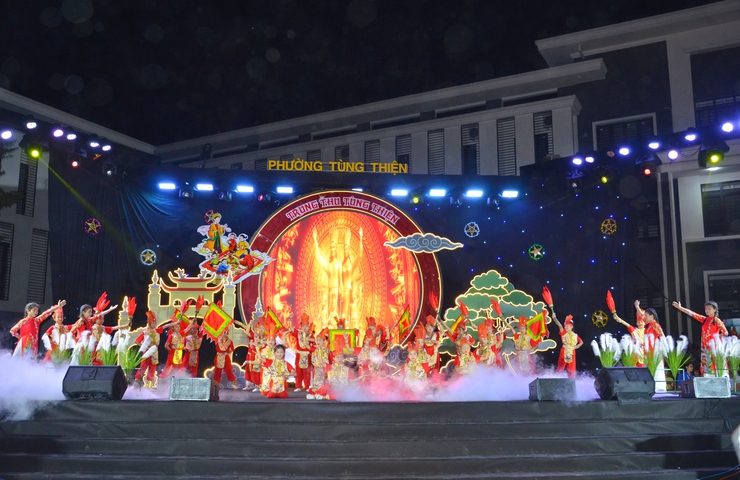 Tưng bừng đêm hội trăng rằm - Vui Tết Trung thu năm 2025 phường Tùng Thiện- Ảnh 1.