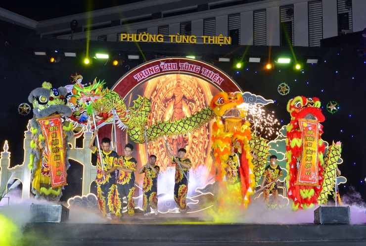 Tưng bừng đêm hội trăng rằm - Vui Tết Trung thu năm 2025 phường Tùng Thiện- Ảnh 2.