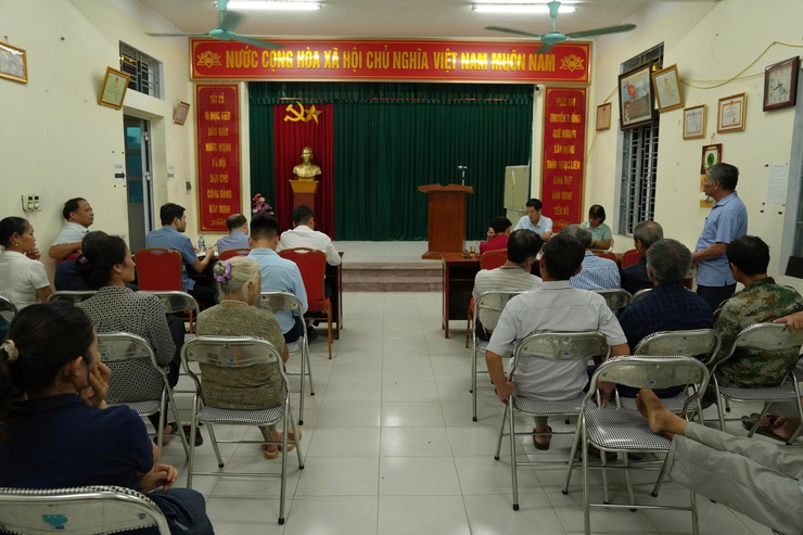 Đồng chí Khuất Hữu Tuấn - Phó Bí thư thường trực Đảng ủy xã dự sinh hoạt Chi bộ thôn Ngọc Liên- Ảnh 1.