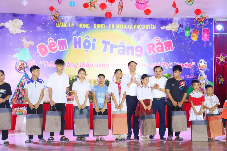 Đêm hội trăng rằm “Thắp sáng ước mơ thiếu nhi Phú Xuyên”- Ảnh 11.