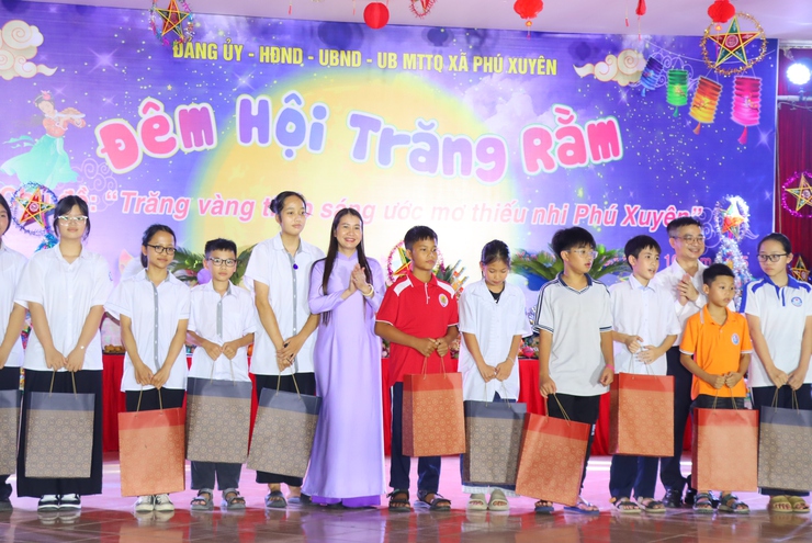 Đêm hội trăng rằm “Thắp sáng ước mơ thiếu nhi Phú Xuyên”- Ảnh 12.