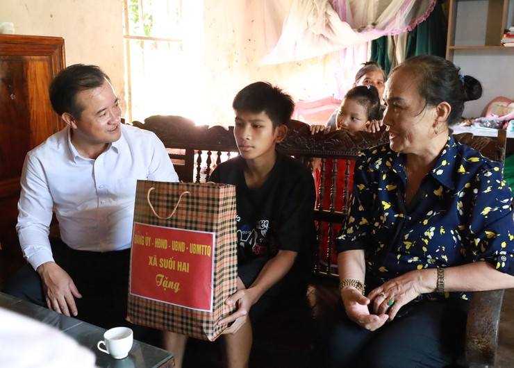 Các đoàn lãnh đạo xã Suối Hai thăm, tặng quà cho trẻ em có hoàn cảnh khó khăn nhân dịp Tết Trung thu năm 2025- Ảnh 1.
