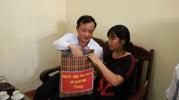 Các đoàn lãnh đạo xã Suối Hai thăm, tặng quà cho trẻ em có hoàn cảnh khó khăn nhân dịp Tết Trung thu năm 2025- Ảnh 2.