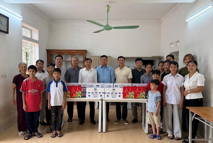 Các đoàn lãnh đạo xã Suối Hai thăm, tặng quà cho trẻ em có hoàn cảnh khó khăn nhân dịp Tết Trung thu năm 2025- Ảnh 5.