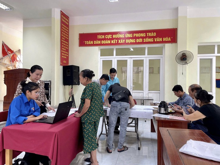 Ghi nhận ngày đầu tiên tiến hành nhập liệu trong Chiến dịch làm giàu, làm sạch cơ sở dữ liệu quốc gia về đất đai trên địa bàn phường Dương Nội- Ảnh 1.