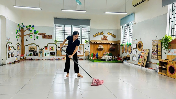 CÁN BỘ, GIÁO VIÊN, NHÂN VIÊN TRƯỜNG MẦM NON CỔ NHUẾ 2 TÍCH CỰC VỆ SINH MÔI TRƯỜNG SAU MƯA BÃO- Ảnh 1.