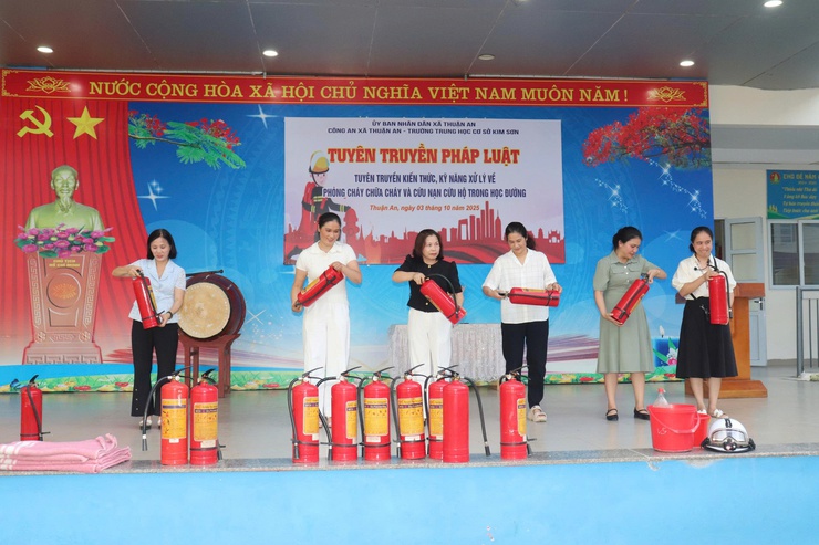 Tuyên truyền phòng cháy chữa cháy cho hơn 1.200 cán bộ, giáo viên, học sinh, phụ huynh trường THCS Kim Sơn- Ảnh 3.