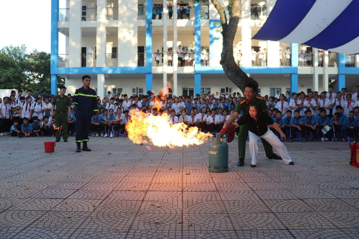 Tuyên truyền phòng cháy chữa cháy cho hơn 1.200 cán bộ, giáo viên, học sinh, phụ huynh trường THCS Kim Sơn- Ảnh 6.