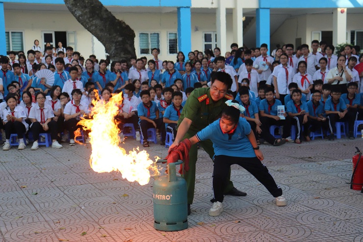 Tuyên truyền phòng cháy chữa cháy cho hơn 1.200 cán bộ, giáo viên, học sinh, phụ huynh trường THCS Kim Sơn- Ảnh 5.