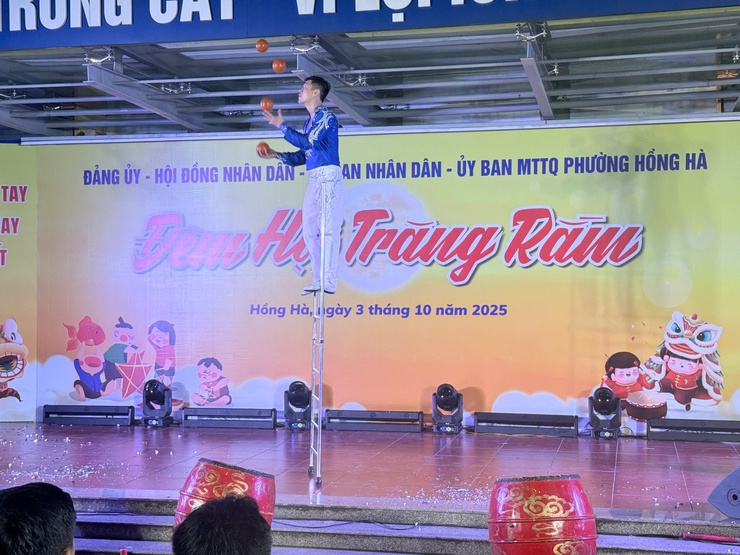 TƯNG BỪNG “ĐÊM HỘI TRĂNG RẰM TRUNG THU 2025” – THỂ HIỆN SỰ QUAN TÂM SÂU SẮC CỦA CHÍNH QUYỀN PHƯỜNG HỒNG HÀ DÀNH CHO THIẾU NHI- Ảnh 8.