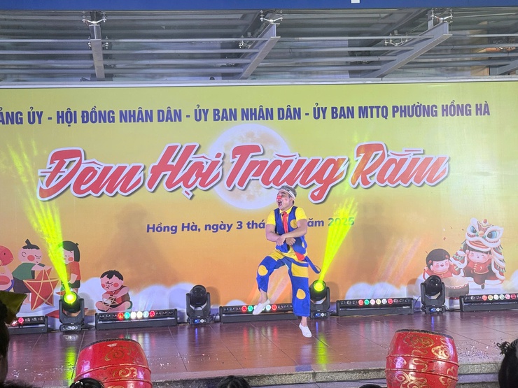 TƯNG BỪNG “ĐÊM HỘI TRĂNG RẰM TRUNG THU 2025” – THỂ HIỆN SỰ QUAN TÂM SÂU SẮC CỦA CHÍNH QUYỀN PHƯỜNG HỒNG HÀ DÀNH CHO THIẾU NHI- Ảnh 9.