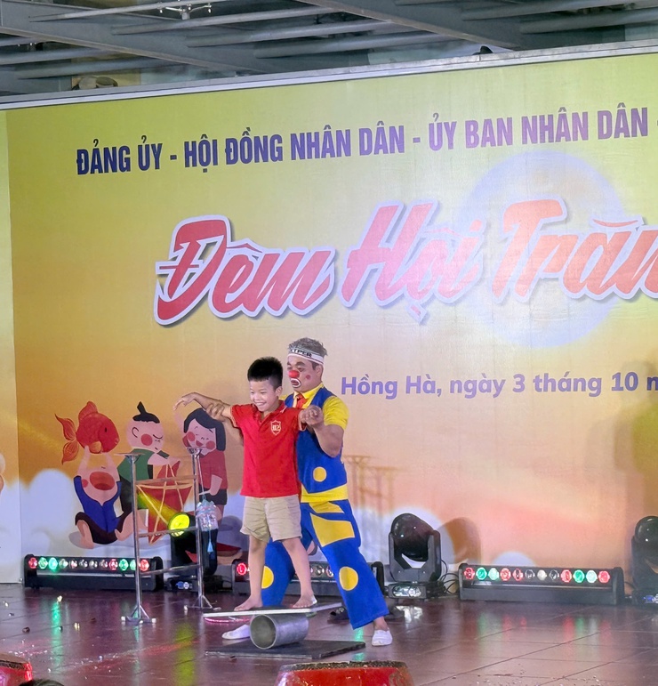 TƯNG BỪNG “ĐÊM HỘI TRĂNG RẰM TRUNG THU 2025” – THỂ HIỆN SỰ QUAN TÂM SÂU SẮC CỦA CHÍNH QUYỀN PHƯỜNG HỒNG HÀ DÀNH CHO THIẾU NHI- Ảnh 10.