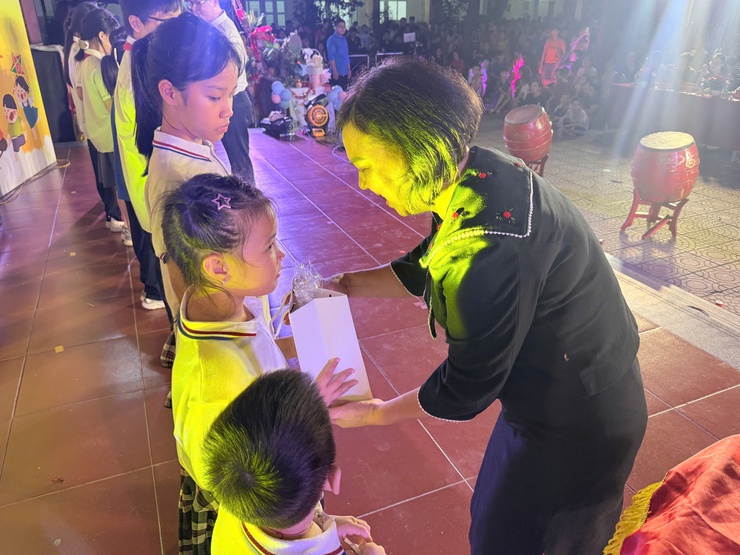 TƯNG BỪNG “ĐÊM HỘI TRĂNG RẰM TRUNG THU 2025” – THỂ HIỆN SỰ QUAN TÂM SÂU SẮC CỦA CHÍNH QUYỀN PHƯỜNG HỒNG HÀ DÀNH CHO THIẾU NHI- Ảnh 13.