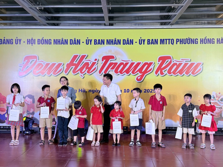 TƯNG BỪNG “ĐÊM HỘI TRĂNG RẰM TRUNG THU 2025” – THỂ HIỆN SỰ QUAN TÂM SÂU SẮC CỦA CHÍNH QUYỀN PHƯỜNG HỒNG HÀ DÀNH CHO THIẾU NHI- Ảnh 16.