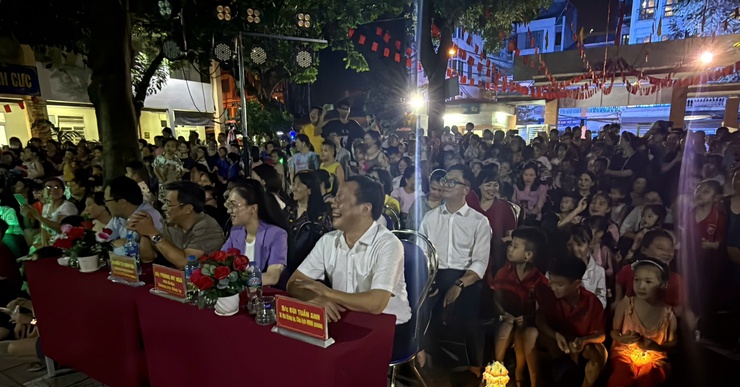 TƯNG BỪNG “ĐÊM HỘI TRĂNG RẰM TRUNG THU 2025” – THỂ HIỆN SỰ QUAN TÂM SÂU SẮC CỦA CHÍNH QUYỀN PHƯỜNG HỒNG HÀ DÀNH CHO THIẾU NHI- Ảnh 1.
