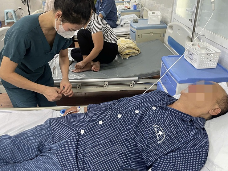 Chiếc tăm gần 7cm cắm sâu trong dạ dày gây nguy hiểm đến tính mạng được lấy ra kịp thời- Ảnh 1.