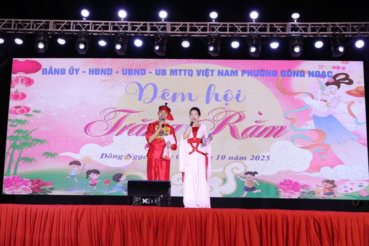 PHÓNG SỰ: TƯNG BỪNG ĐÊM HỘI TRĂNG RẰM TRUNG THU 2025 CỦA THIẾU NHI PHƯỜNG ĐÔNG NGẠC- Ảnh 3.