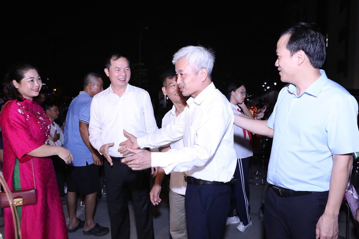 PHÓNG SỰ: TƯNG BỪNG ĐÊM HỘI TRĂNG RẰM TRUNG THU 2025 CỦA THIẾU NHI PHƯỜNG ĐÔNG NGẠC- Ảnh 7.