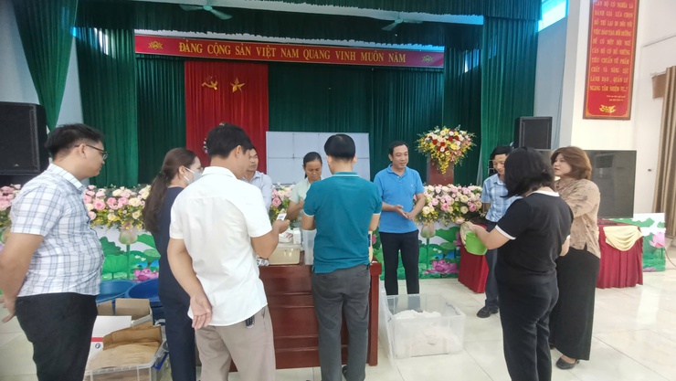 XÃ TRUNG GIÃ TỔ CHỨC HƯỚNG DẪN NGƯỜI DÂN XỬ LÝ MÔI TRƯỜNG SAU NGẬP LỤT- Ảnh 1.