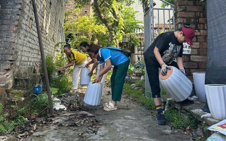 Bát Tràng phát động chiến dịch tổng vệ sinh môi trường, diệt bọ gậy, phòng chống sốt xuất huyết- Ảnh 4.
