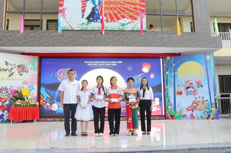 Trường THCS Xã Trần Phú: Tổ chức vui tết Trung Thu rộn ràng cho học sinh- Ảnh 6.