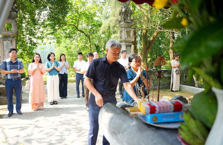 Lễ dâng hương kỷ niệm 1081 năm ngày giỗ anh hùng dân tộc Ngô Quyền.
- Ảnh 1.