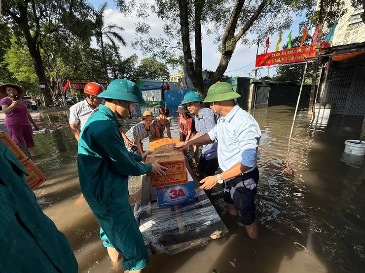 Phường Xuân Phương chủ động ứng phó, khắc phục hậu quả mưa bão số 10 và chuẩn bị phòng, chống bão số 11- Ảnh 6.