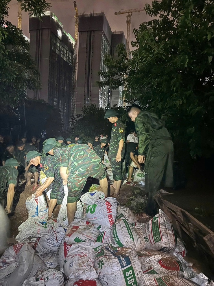 Phường Xuân Phương chủ động ứng phó, khắc phục hậu quả mưa bão số 10 và chuẩn bị phòng, chống bão số 11- Ảnh 5.