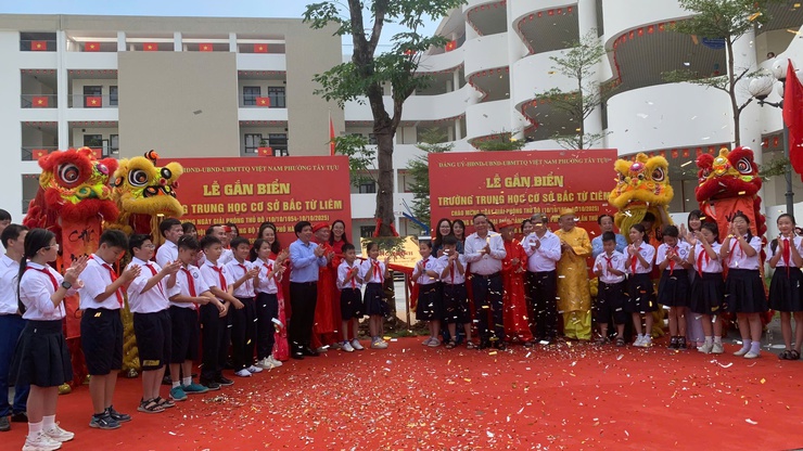 Phường Tây Tựu  gắn biển các công trình chào mừng Đại hội đại biểu Đảng bộ Thành phố Hà Nội lần thứ XVIII, nhiệm kỳ 2025-2030- Ảnh 2.