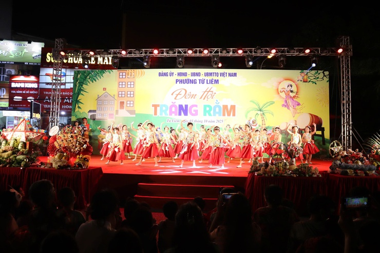 Sôi nổi “Đêm hội trăng rằm” của thiếu nhi phường Từ Liêm- Ảnh 4.