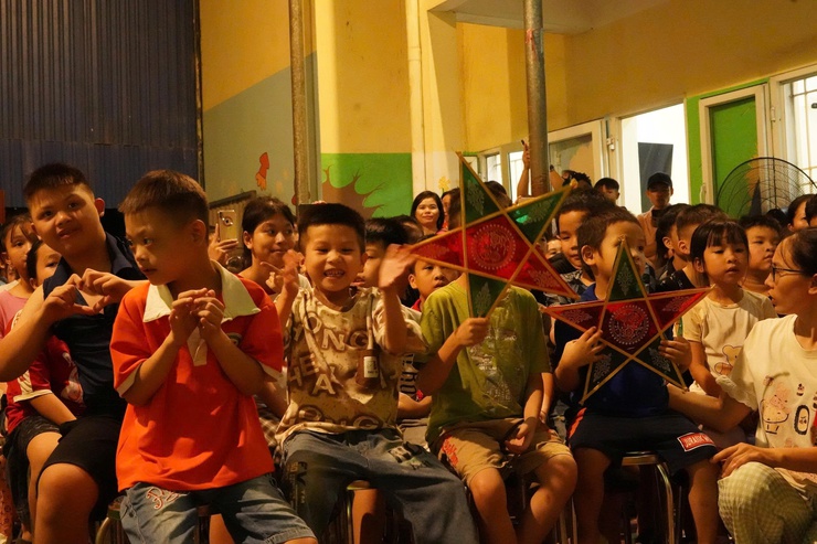Đoàn Thanh niên phường Chương Mỹ tổ chức chương trình “Lồng đèn thắp sáng ước mơ” tại Trung tâm Nuôi dưỡng trẻ khuyết tật Hà Nội- Ảnh 4.