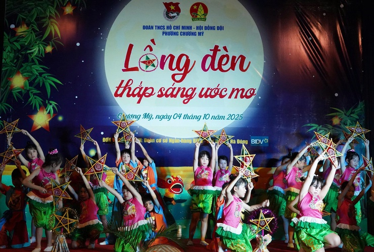 Đoàn Thanh niên phường Chương Mỹ tổ chức chương trình “Lồng đèn thắp sáng ước mơ” tại Trung tâm Nuôi dưỡng trẻ khuyết tật Hà Nội- Ảnh 2.