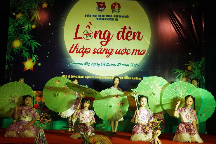 Đoàn Thanh niên phường Chương Mỹ tổ chức chương trình “Lồng đèn thắp sáng ước mơ” tại Trung tâm Nuôi dưỡng trẻ khuyết tật Hà Nội- Ảnh 3.