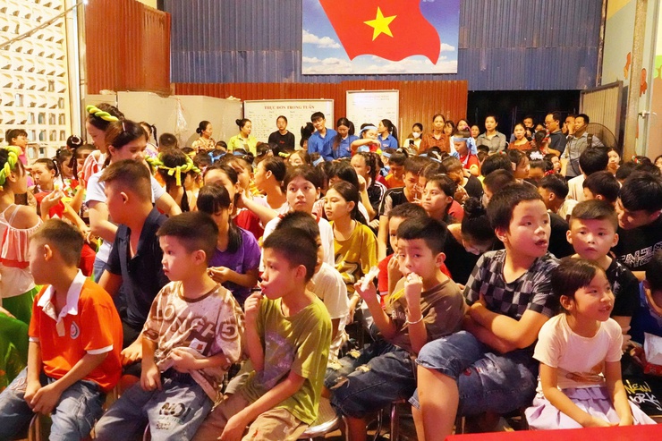 Đoàn Thanh niên phường Chương Mỹ tổ chức chương trình “Lồng đèn thắp sáng ước mơ” tại Trung tâm Nuôi dưỡng trẻ khuyết tật Hà Nội- Ảnh 7.