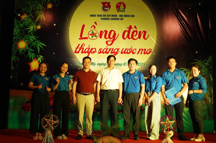 Đoàn Thanh niên phường Chương Mỹ tổ chức chương trình “Lồng đèn thắp sáng ước mơ” tại Trung tâm Nuôi dưỡng trẻ khuyết tật Hà Nội- Ảnh 1.