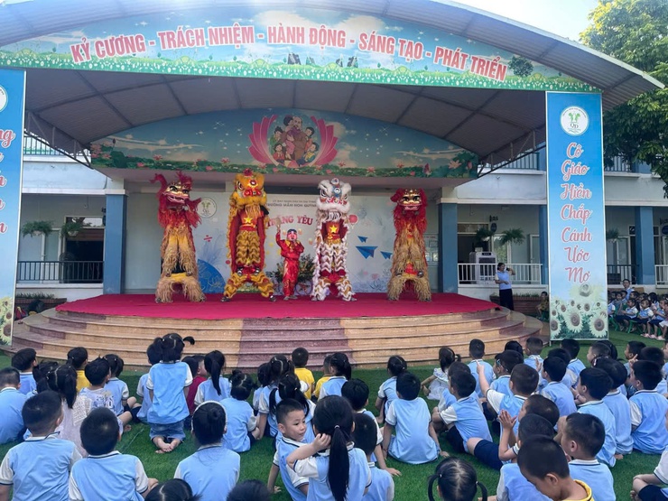 “MÙA TRĂNG YÊU THƯƠNG – CÙNG BÉ TỰ TIN TỎA SÁNG” TẠI TRƯỜNG MẦM NON QUỲNH ĐÔ- Ảnh 4.