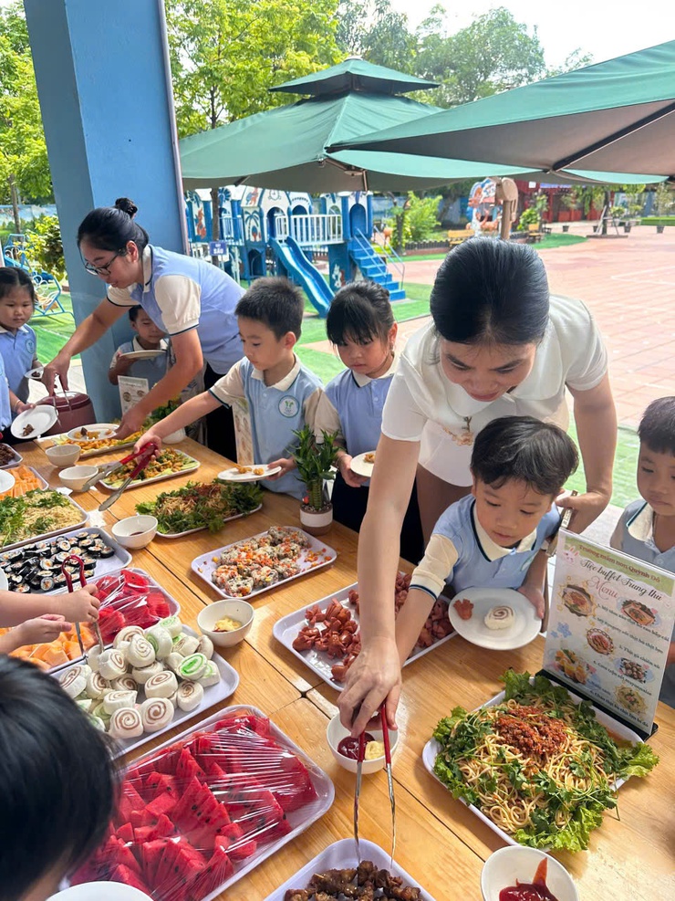 “MÙA TRĂNG YÊU THƯƠNG – CÙNG BÉ TỰ TIN TỎA SÁNG” TẠI TRƯỜNG MẦM NON QUỲNH ĐÔ- Ảnh 3.