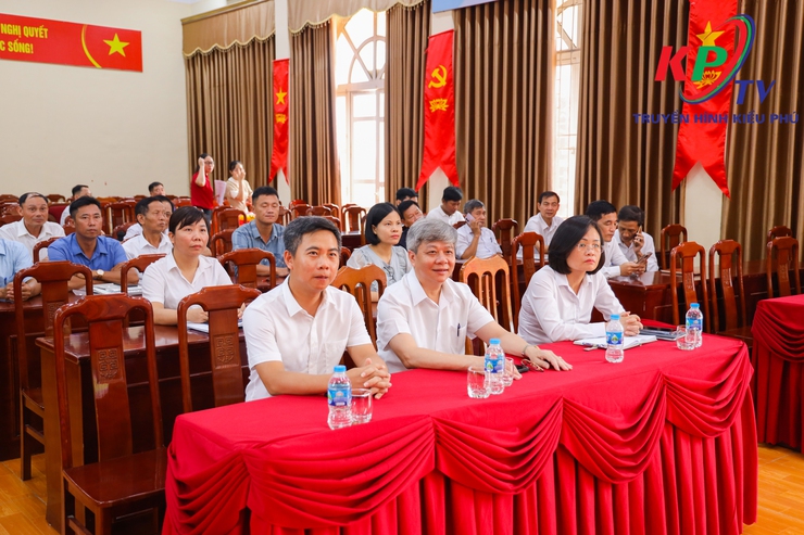 Xã Kiều Phú trao thưởng Quí III cho các thôn tiêu biểu trong Cuộc thi "Giữ gìn đường làng, ngõ xóm, thôn Sáng - xanh - sạch- đẹp - an toàn"- Ảnh 1.