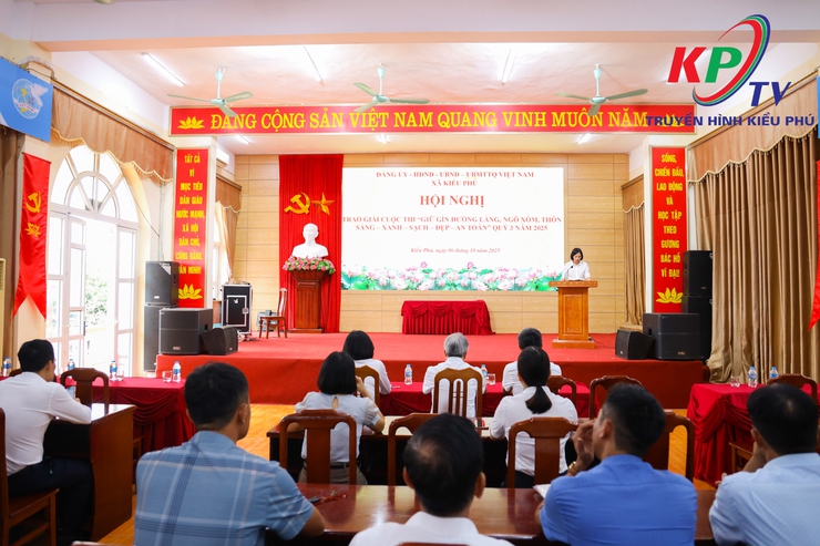 Xã Kiều Phú trao thưởng Quí III cho các thôn tiêu biểu trong Cuộc thi "Giữ gìn đường làng, ngõ xóm, thôn Sáng - xanh - sạch- đẹp - an toàn"- Ảnh 2.