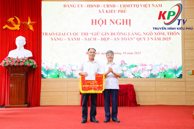 Xã Kiều Phú trao thưởng Quí III cho các thôn tiêu biểu trong Cuộc thi "Giữ gìn đường làng, ngõ xóm, thôn Sáng - xanh - sạch- đẹp - an toàn"- Ảnh 4.