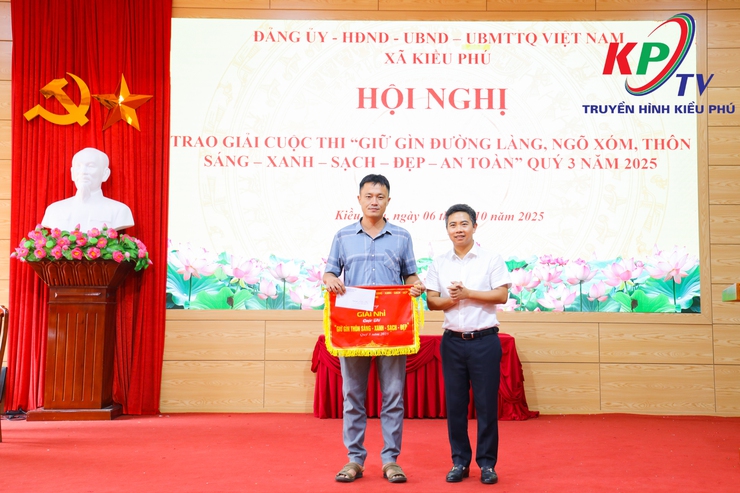 Xã Kiều Phú trao thưởng Quí III cho các thôn tiêu biểu trong Cuộc thi "Giữ gìn đường làng, ngõ xóm, thôn Sáng - xanh - sạch- đẹp - an toàn"- Ảnh 5.